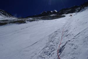 Sherpas traverse the Lhotse Face and surmount the Yellow Band. Compare to the earlier Lhotse Face photo. Geneva Spur on the very left, with distorted perspective.