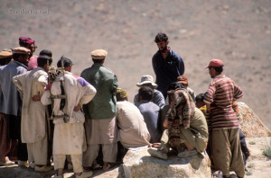 Porters in their usual arguments with the guide at Paiju